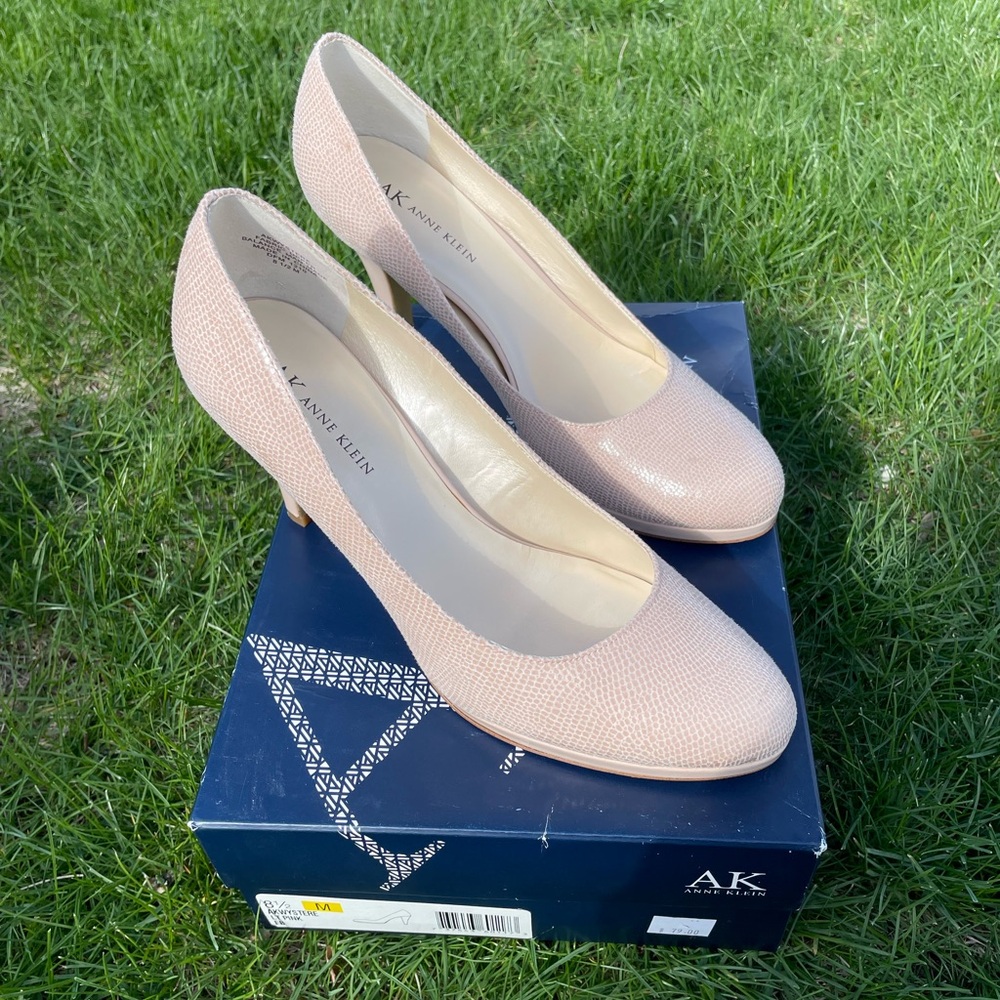 Women’s high heels , like new, light pink color
